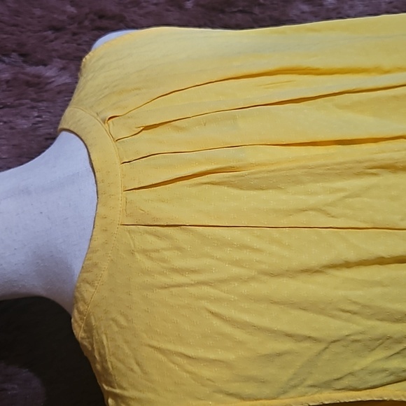 Crown & Ivy Textured Sleeveless Blouse NWT - Picture 3 of 5